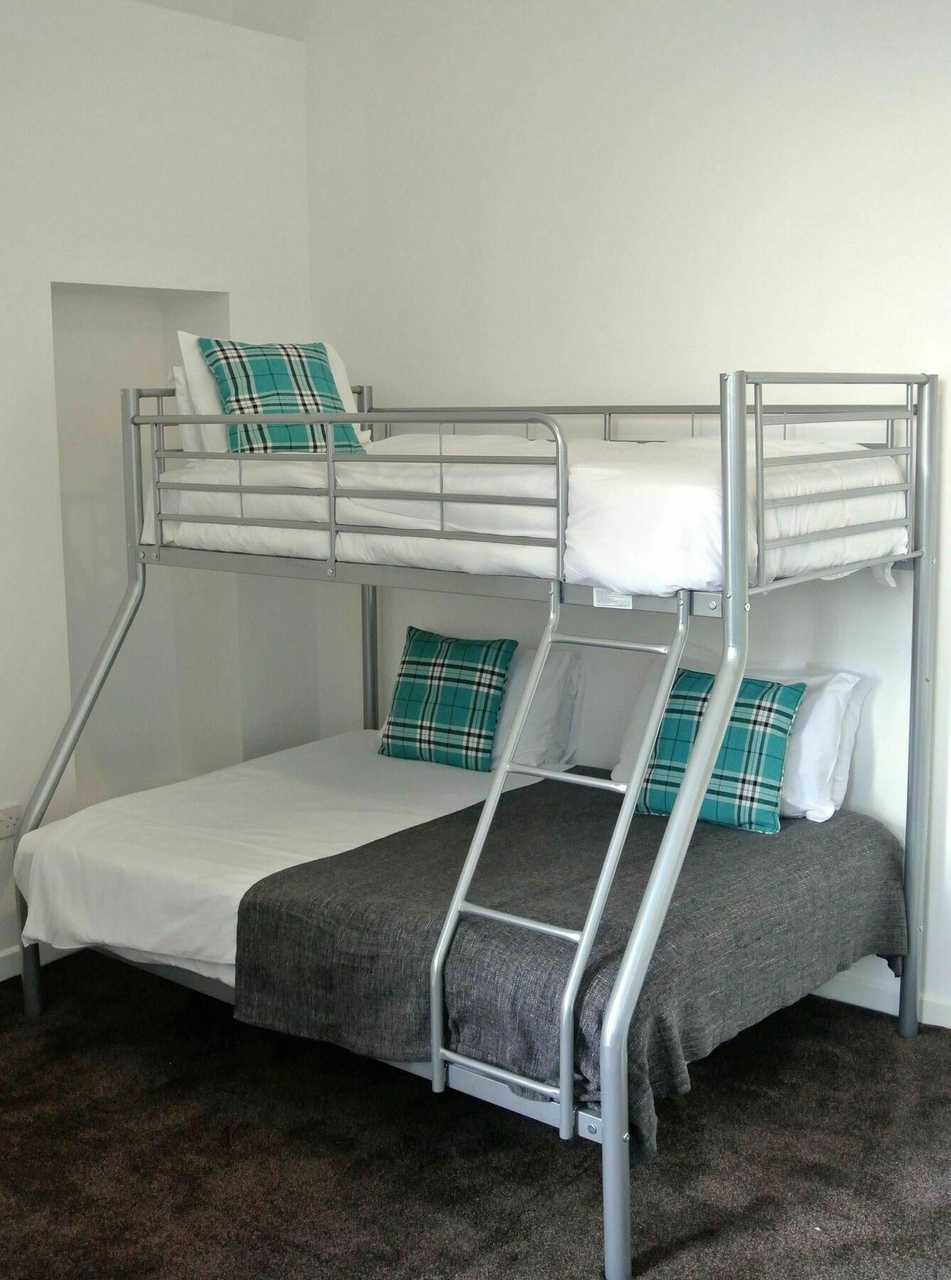 Approved Serviced Apartments Gorse Hill Манчестър Екстериор снимка