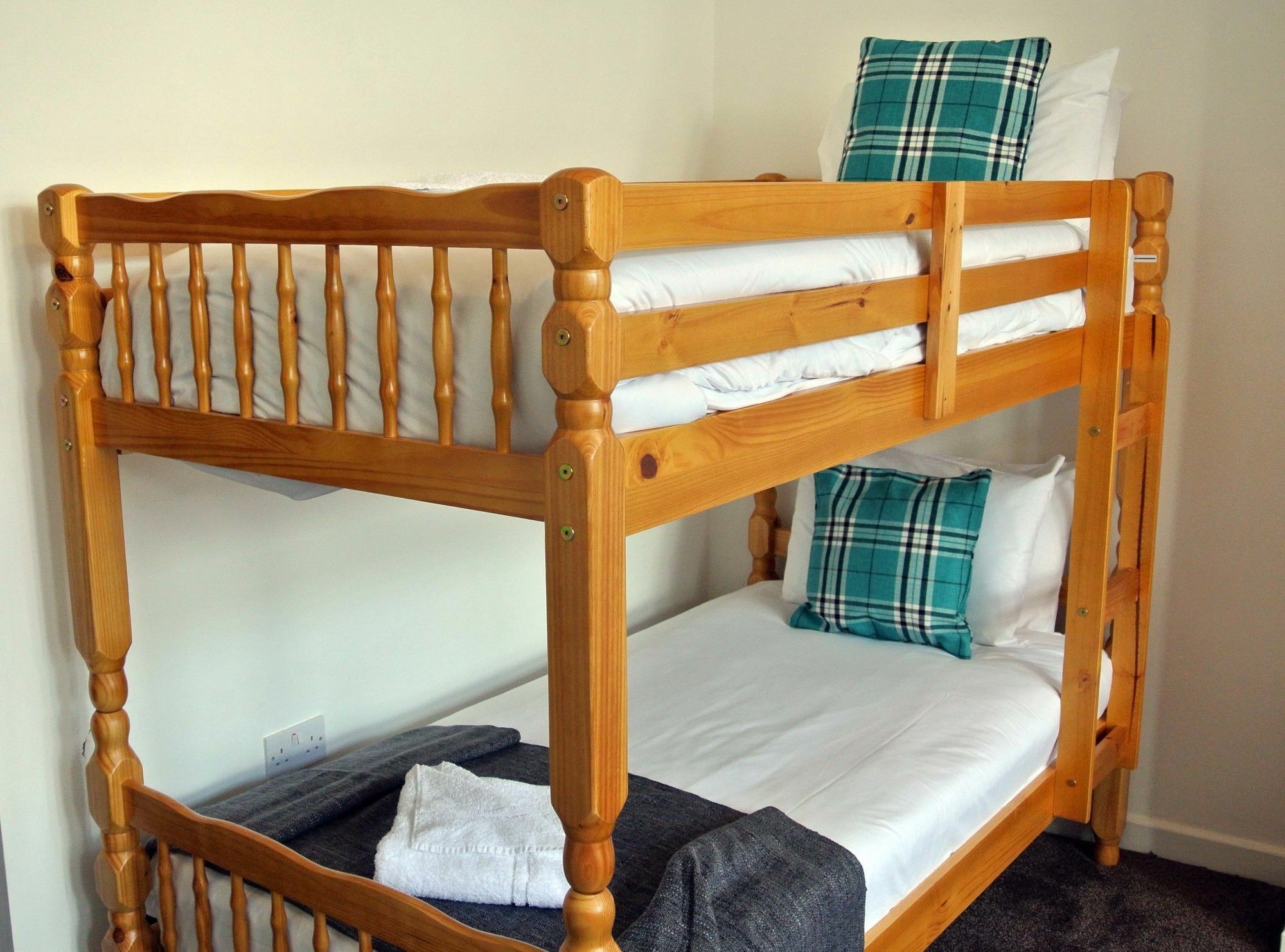 Approved Serviced Apartments Gorse Hill Манчестър Екстериор снимка