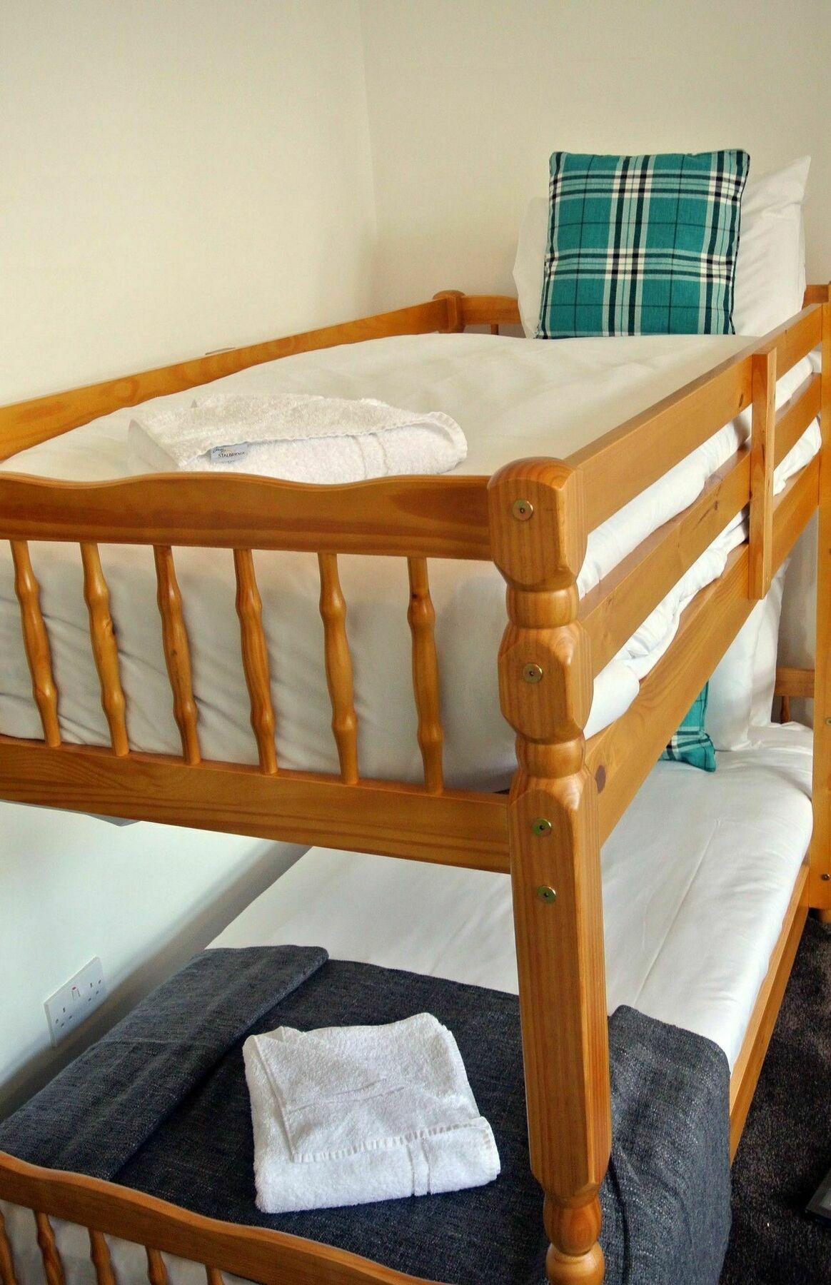 Approved Serviced Apartments Gorse Hill Манчестър Екстериор снимка
