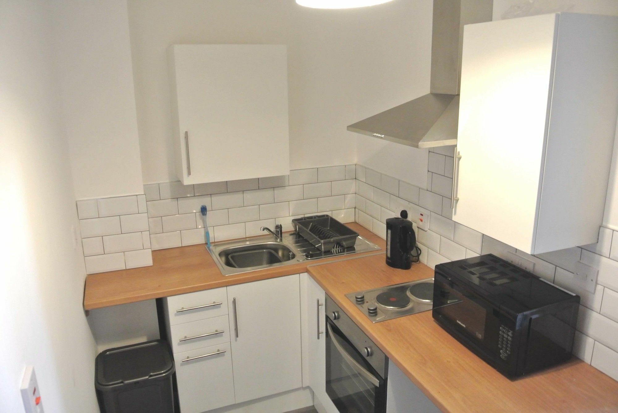 Approved Serviced Apartments Gorse Hill Манчестър Екстериор снимка