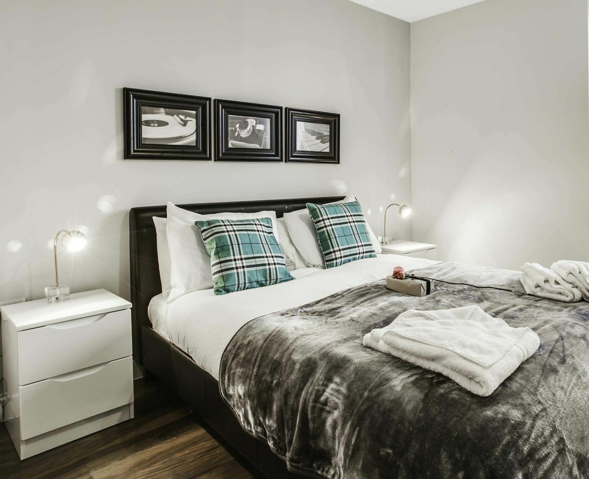 Approved Serviced Apartments Gorse Hill Манчестър Екстериор снимка