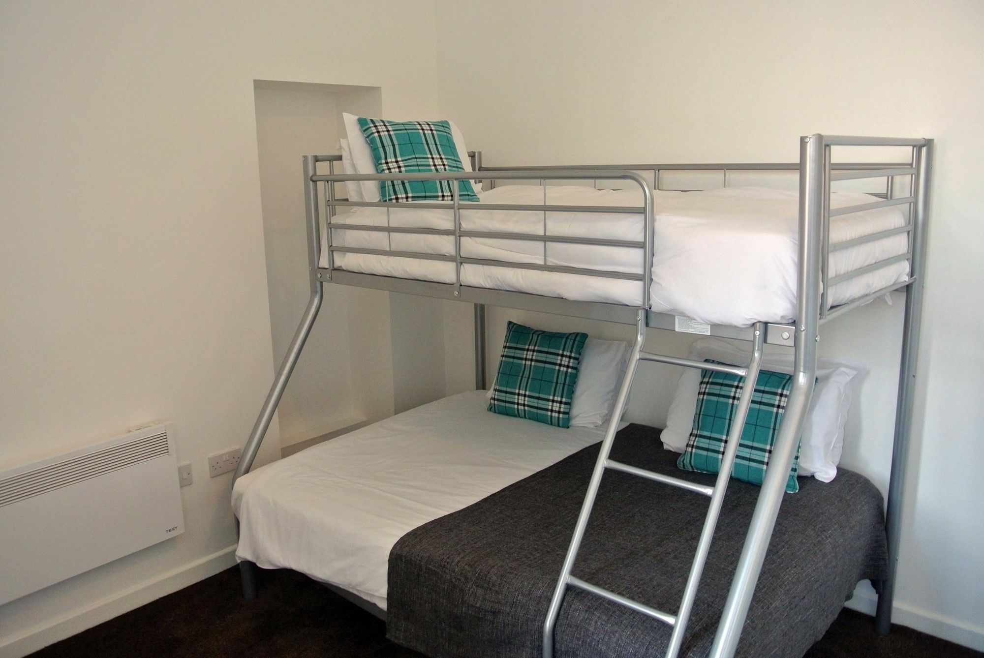 Approved Serviced Apartments Gorse Hill Манчестър Екстериор снимка